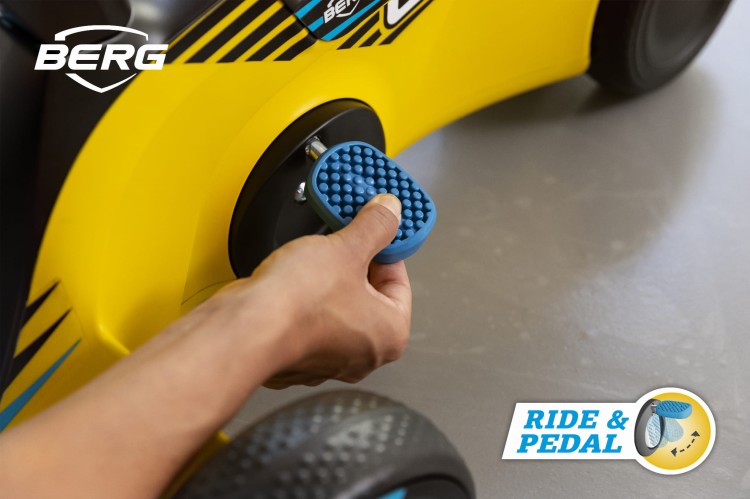 BERG GO2 SparX Yellow pedal hand folding.jpg
