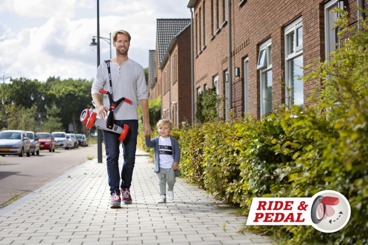 preview_BERG GO2 SparX Red Carrying strap +boy + dad outside.jpeg