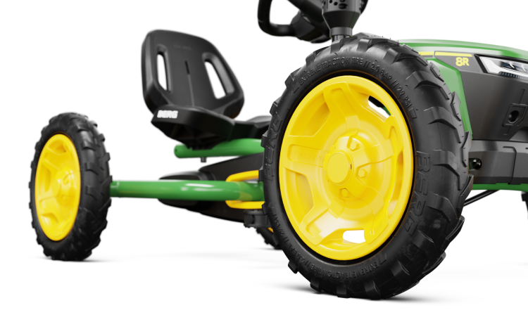 Widok na gokart BERG Buddy John Deere z bliska – szczegóły konstrukcji i solidne wykończenie