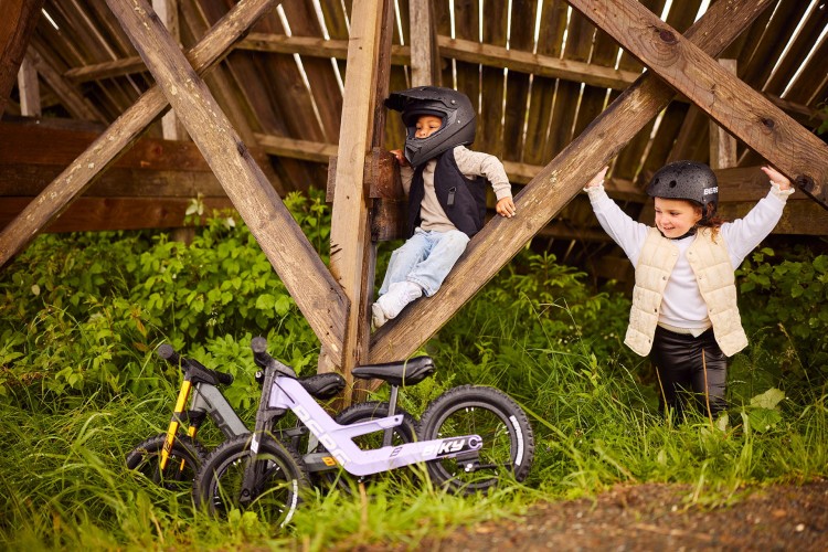 24.74.75.00_8715839100662_BERG Biky Cross Purple Handbrake_Mood Image_11.jpg