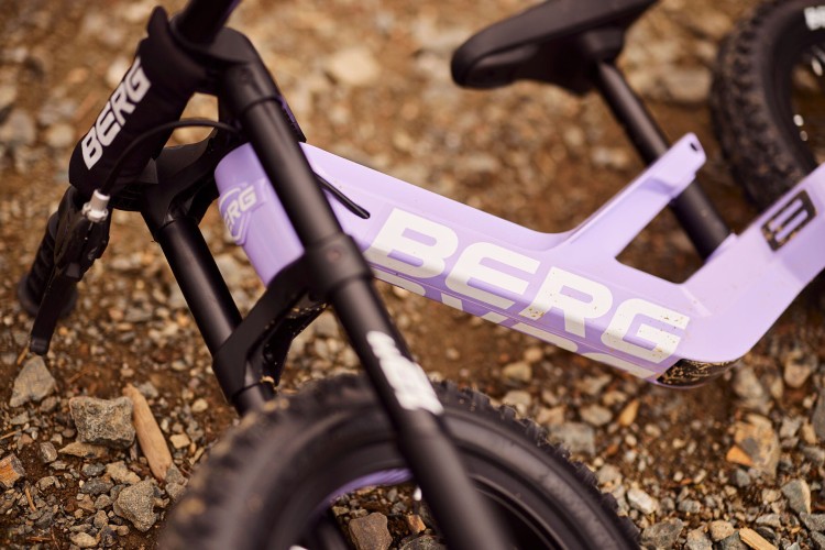 24.74.75.00_8715839100662_BERG Biky Cross Purple Handbrake_Mood Image_12.jpg