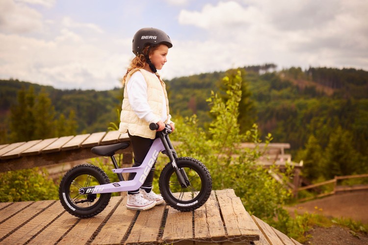 24.74.75.00_8715839100662_BERG Biky Cross Purple Handbrake_Mood Image_1.jpg
