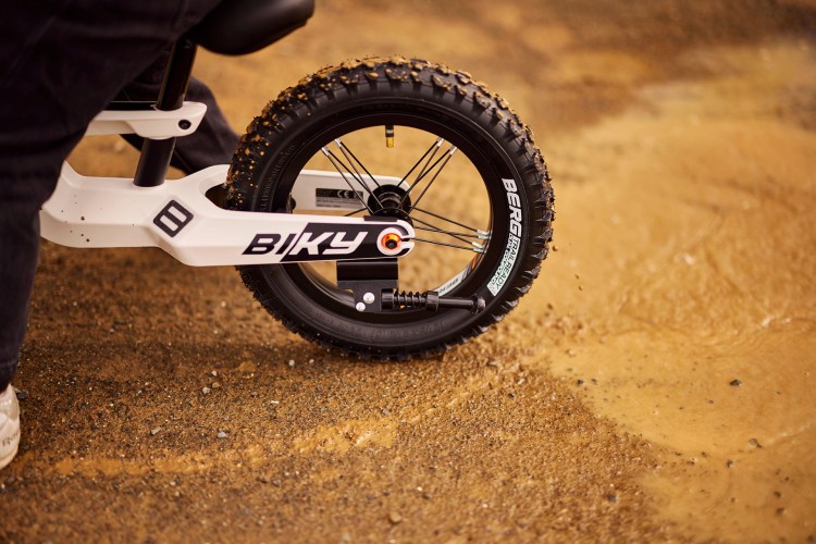 24.74.74.00_8715839100655_BERG Biky Cross White Handbrake_Mood Image_5.jpg