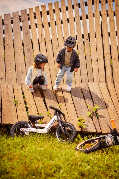 24.74.74.00_8715839100655_BERG Biky Cross White Handbrake_Mood Image_1.jpg