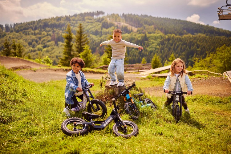 24.74.74.00_8715839100655_BERG Biky Cross White Handbrake_Mood Image_2.jpg