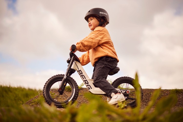 24.74.74.00_8715839100655_BERG Biky Cross White Handbrake_Mood Image_6.jpg