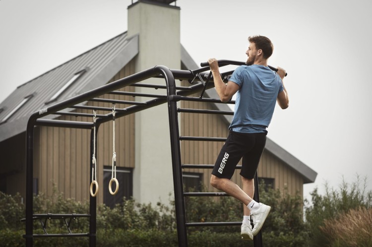 20.23.02.00_8715839086133_BERG PlayBase Pull-Up bar_Mood Image_2.jpg