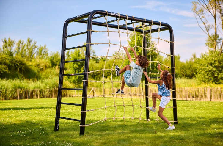 20.22.02.00_8715839078008_BERG PlayBase Climbing net L_Mood Image_1.jpg