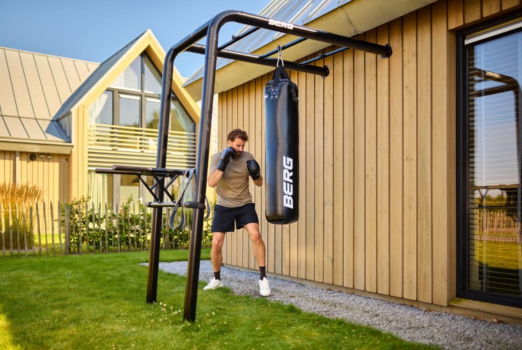 20.23.00.00_8715839078015_BERG PlayBase Boxing bag_Mood Image_2.jpg