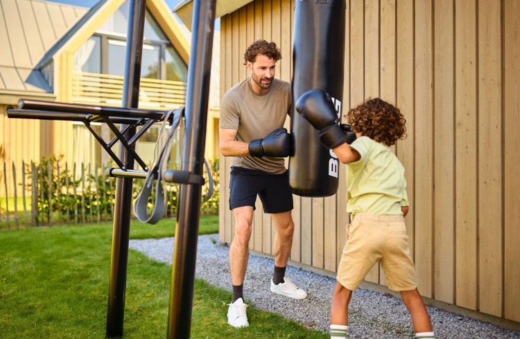 20.23.00.00_8715839078015_BERG PlayBase Boxing bag_Mood Image_1.jpg