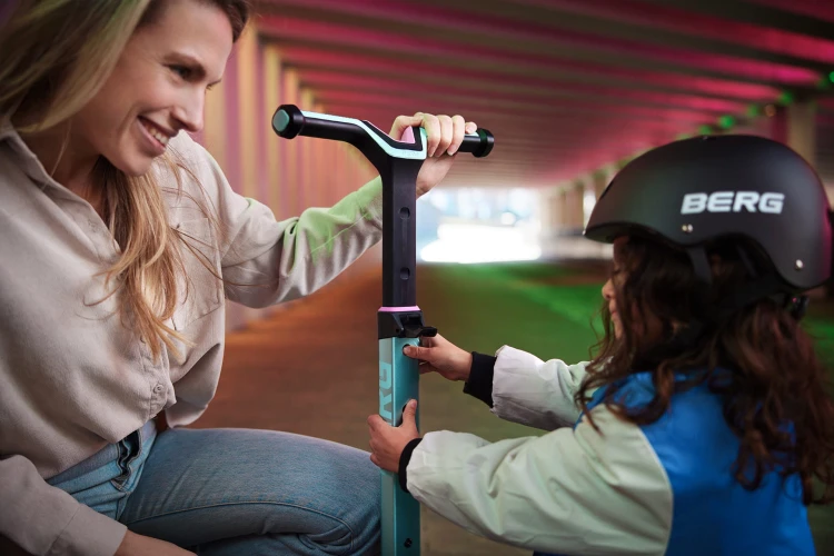 24.77.08.00_8715839090604_BERG Nexo Foldable Lights LED-deck Lime_Mood Image_29.jpg