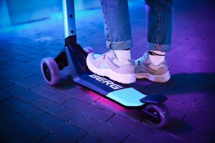 24.77.08.00_8715839090604_BERG Nexo Foldable Lights LED-deck Lime_Mood Image_14.jpg