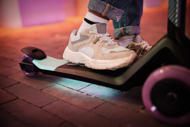 24.77.08.00_8715839090604_BERG Nexo Foldable Lights LED-deck Lime_Mood Image_13.jpg