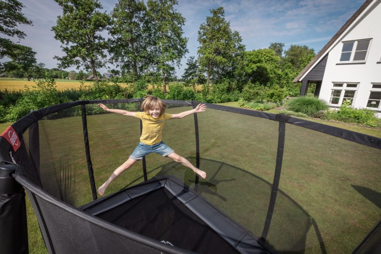 32.33.73.32_8715839084764_BERG Ultim Champion InGround 330 Grey + Safety Net Deluxe_Mood Image_9.jpg