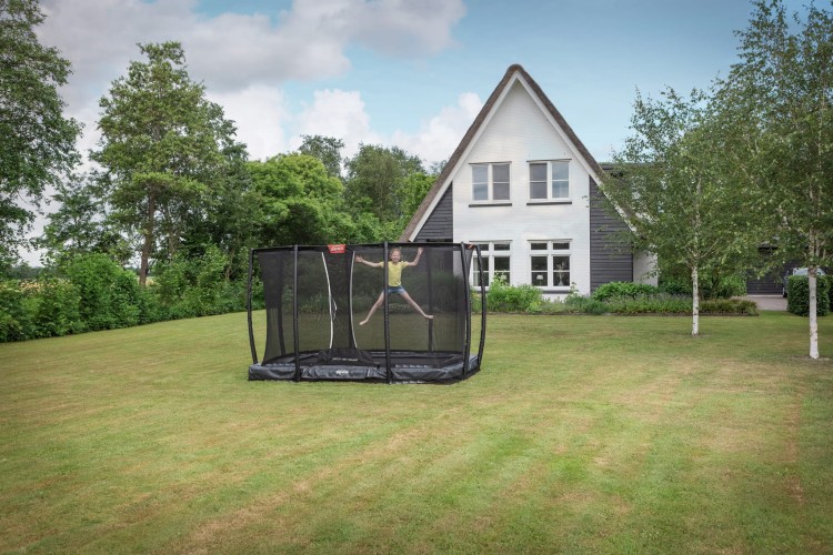 32.33.73.32_8715839084764_BERG Ultim Champion InGround 330 Grey + Safety Net Deluxe_Mood Image_1.jpg