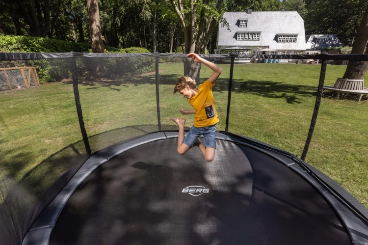 37.94.03.03_8715839101478_BERG Elite InGround 430 Grey + Safety Net Deluxe_Mood Image_12.jpg