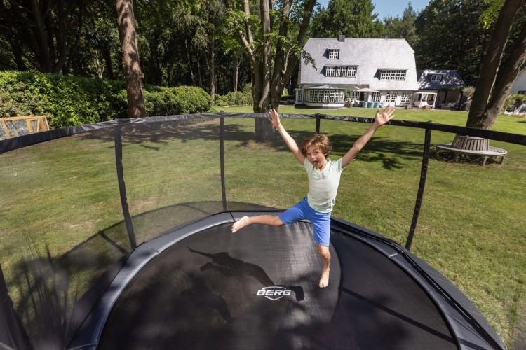 37.94.03.03_8715839101478_BERG Elite InGround 430 Grey + Safety Net Deluxe_Mood Image_9.jpg