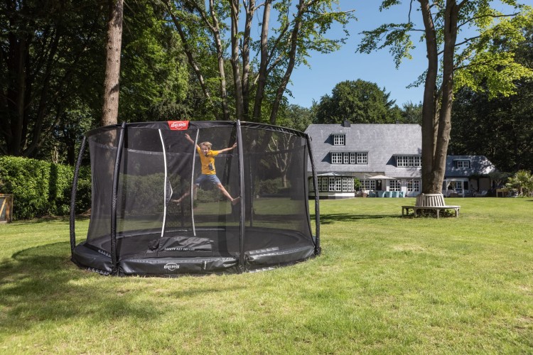 37.94.03.03_8715839101478_BERG Elite InGround 430 Grey + Safety Net Deluxe_Mood Image_2.jpg