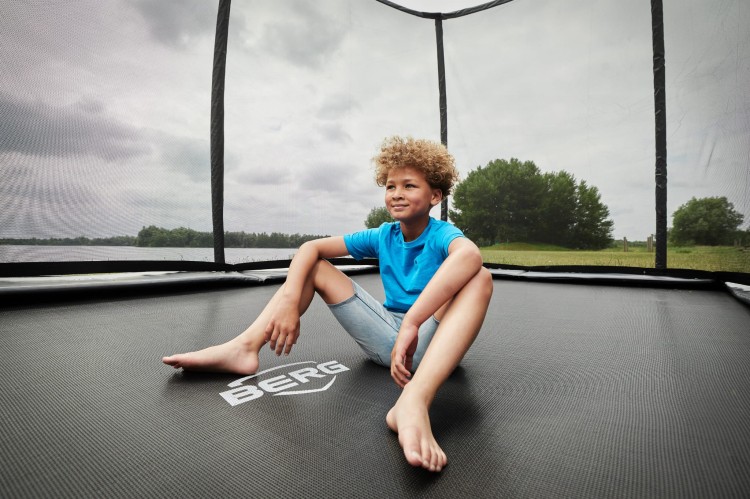 32.41.95.31_8715839077575_BERG Ultim Elite FlatGround 500 Grey + Safety Net DLX XL_Mood Image_10.jpg