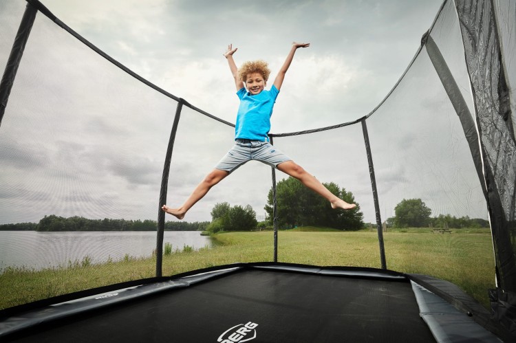 32.41.95.31_8715839077575_BERG Ultim Elite FlatGround 500 Grey + Safety Net DLX XL_Mood Image_8.jpg