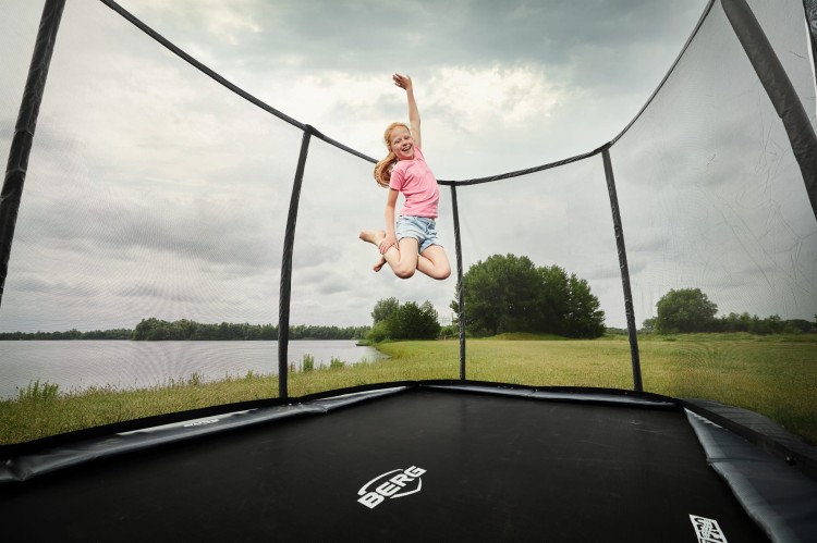 32.41.95.31_8715839077575_BERG Ultim Elite FlatGround 500 Grey + Safety Net DLX XL_Mood Image_7.jpg