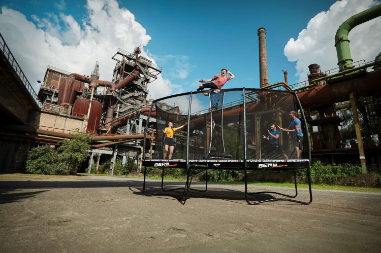 32.55.95.30_8715839086294_BERG SPORTS Ultim Pro Bouncer Regular 500 + Safety Net XL_Mood Image_11.jpg