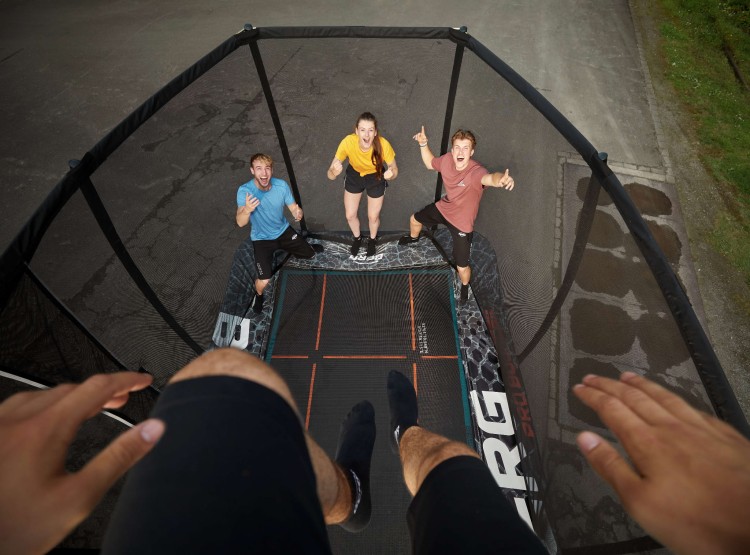 32.55.95.30_8715839086294_BERG SPORTS Ultim Pro Bouncer Regular 500 + Safety Net XL_Mood Image_2.jpg