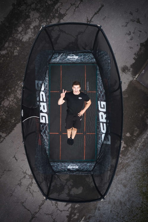 32.55.95.30_8715839086294_BERG SPORTS Ultim Pro Bouncer Regular 500 + Safety Net XL_Mood Image_51.jpg