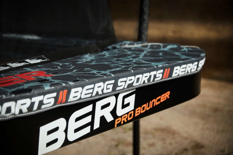 32.55.95.30_8715839086294_BERG SPORTS Ultim Pro Bouncer Regular 500 + Safety Net XL_Mood Image_39.jpg