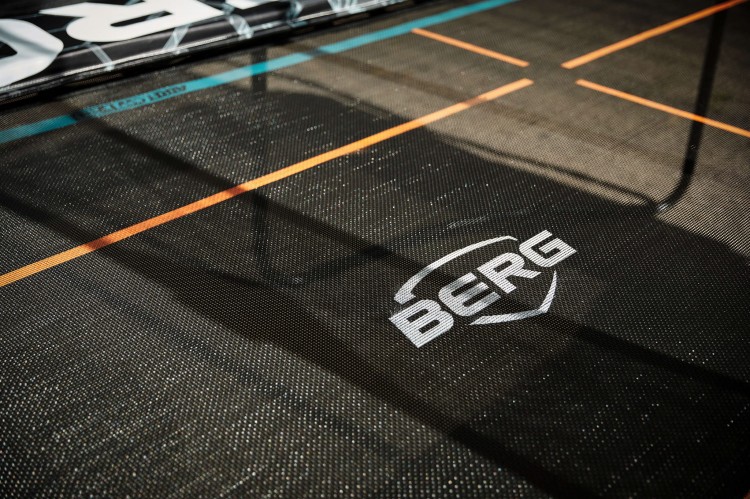 32.55.95.30_8715839086294_BERG SPORTS Ultim Pro Bouncer Regular 500 + Safety Net XL_Mood Image_36.jpg