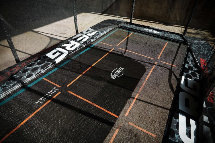 32.55.95.30_8715839086294_BERG SPORTS Ultim Pro Bouncer Regular 500 + Safety Net XL_Mood Image_35.jpg