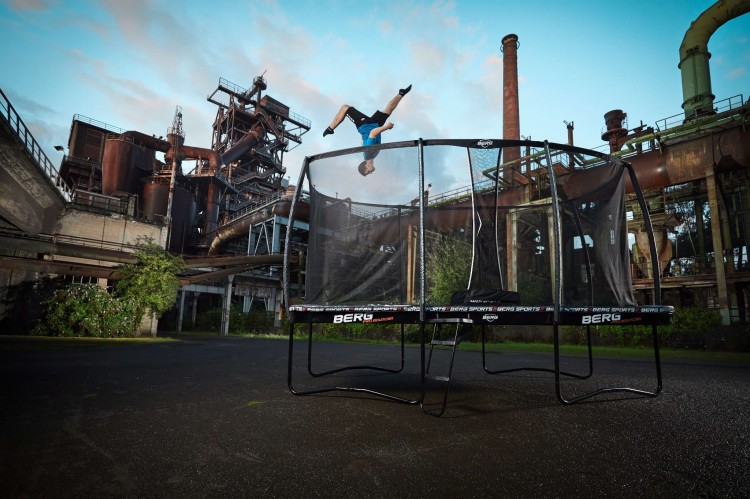 32.55.95.30_8715839086294_BERG SPORTS Ultim Pro Bouncer Regular 500 + Safety Net XL_Mood Image_24.jpg