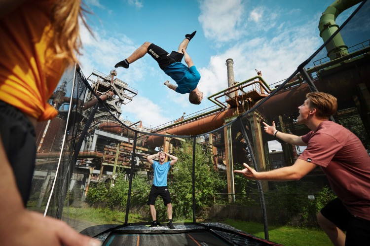 32.55.95.30_8715839086294_BERG SPORTS Ultim Pro Bouncer Regular 500 + Safety Net XL_Mood Image_10.jpg