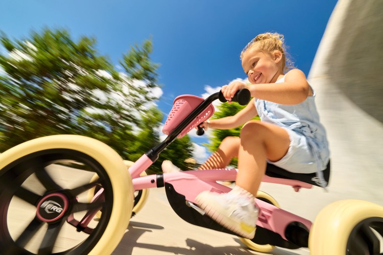 24.30.17.00_8715839105100_BERG Buzzy Pink_Mood Image_9.jpg