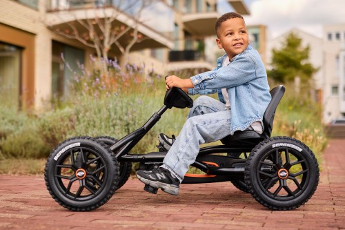 24.20.70.00_8715839105377_BERG Buddy Cross Black_Mood Image_2.jpg