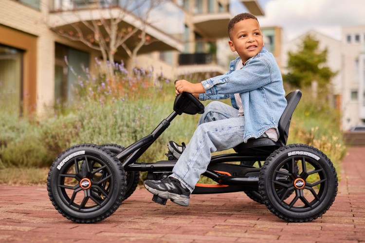 24.20.70.00_8715839105377_BERG Buddy Cross Black_Mood Image_2.jpg