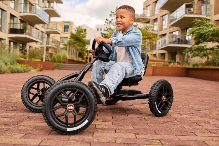 24.20.70.00_8715839105377_BERG Buddy Cross Black_Mood Image_1.jpg