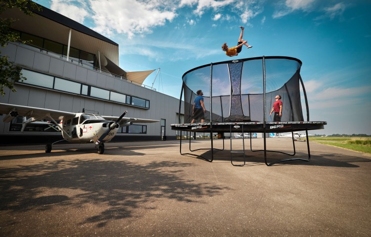 32.55.96.30_8715839090802_BERG SPORTS Ultim Pro Bouncer Regular 5x5 + Safety Net XL_Mood Image_1.jpg