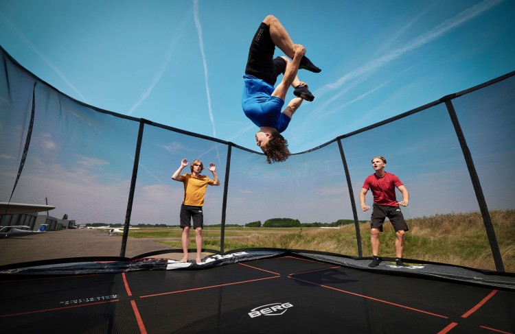 32.55.96.30_8715839090802_BERG SPORTS Ultim Pro Bouncer Regular 5x5 + Safety Net XL_Mood Image_4.jpg