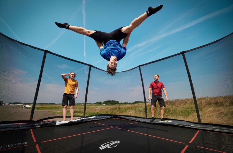 32.55.96.30_8715839090802_BERG SPORTS Ultim Pro Bouncer Regular 5x5 + Safety Net XL_Mood Image_3.jpg