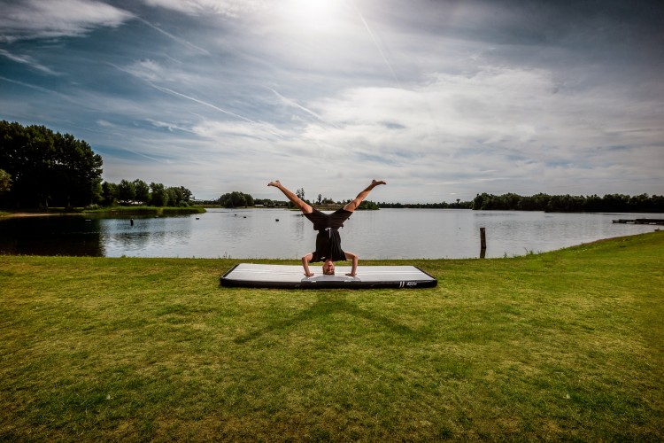 36.01.14.01_8715839103489_BERG AirTrack Home 300_Mood Image_4.jpg