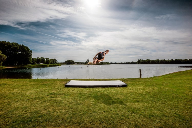 36.01.14.01_8715839103489_BERG AirTrack Home 300_Mood Image_5.jpg