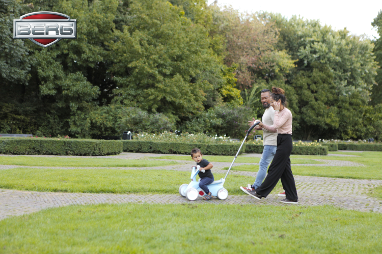 BERG_GO2_Blue_+_BERG_Push_Handle_with_boy_and_parents.png