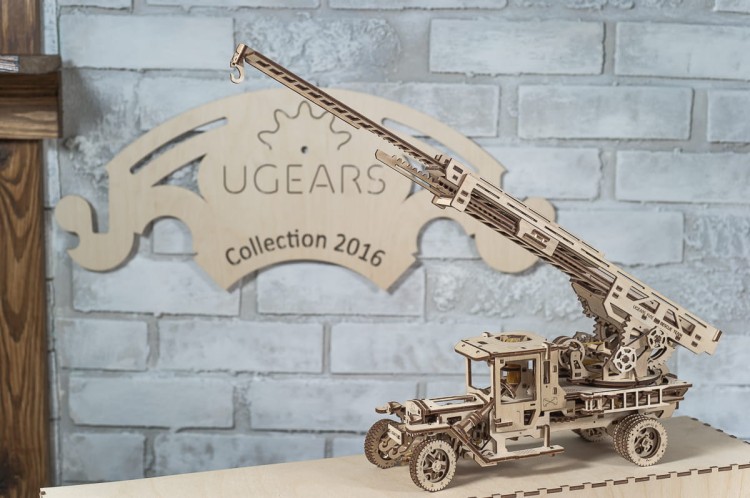 Ugears Fire Truck Rescue Ladder 05.jpg